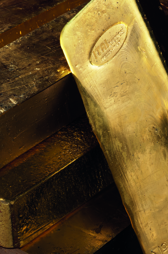Lingotti d'oro impilati con marchio del produttore