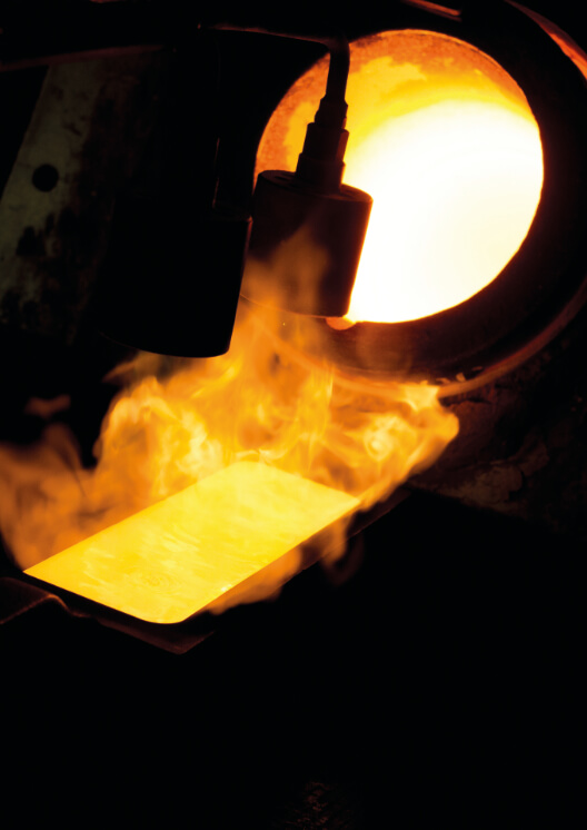 Colata di metallo fuso incandescente in uno stampo durante la lavorazione industriale