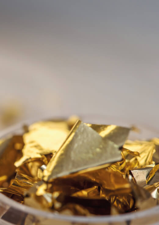 Frammenti di foglia d'oro in una ciotola